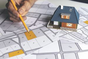 Foto: Bleistift zeigt Katasterplan